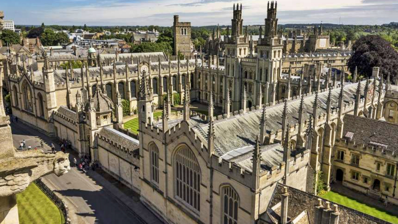 Cambridge Üniversitesi'nde duvar plaketi tartışma yarattı!