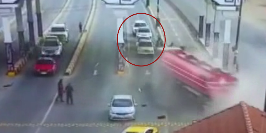 O anlar kamerada: Kontrolden çıkan TIR içi insan dolu 4 aracı biçti!