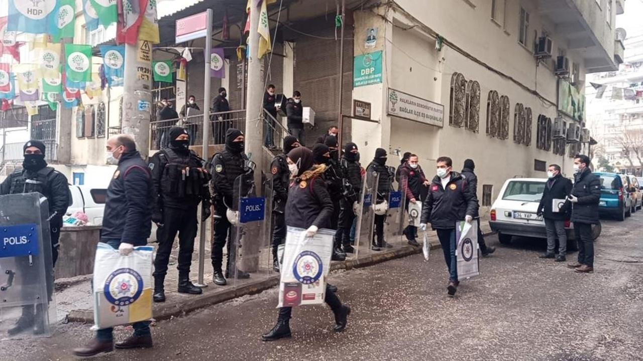 Teröristlere saygı duruşunda bulunan DBP Diyarbakır İl Başkanı Seval Gülmez gözaltına alındı