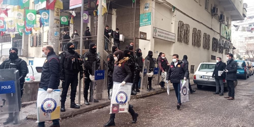 Teröristlere saygı duruşunda bulunan DBP Diyarbakır İl Başkanı Seval Gülmez gözaltına alındı