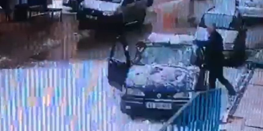 Çatıdan düşen kar kütlesi ile dehşeti yaşadılar!