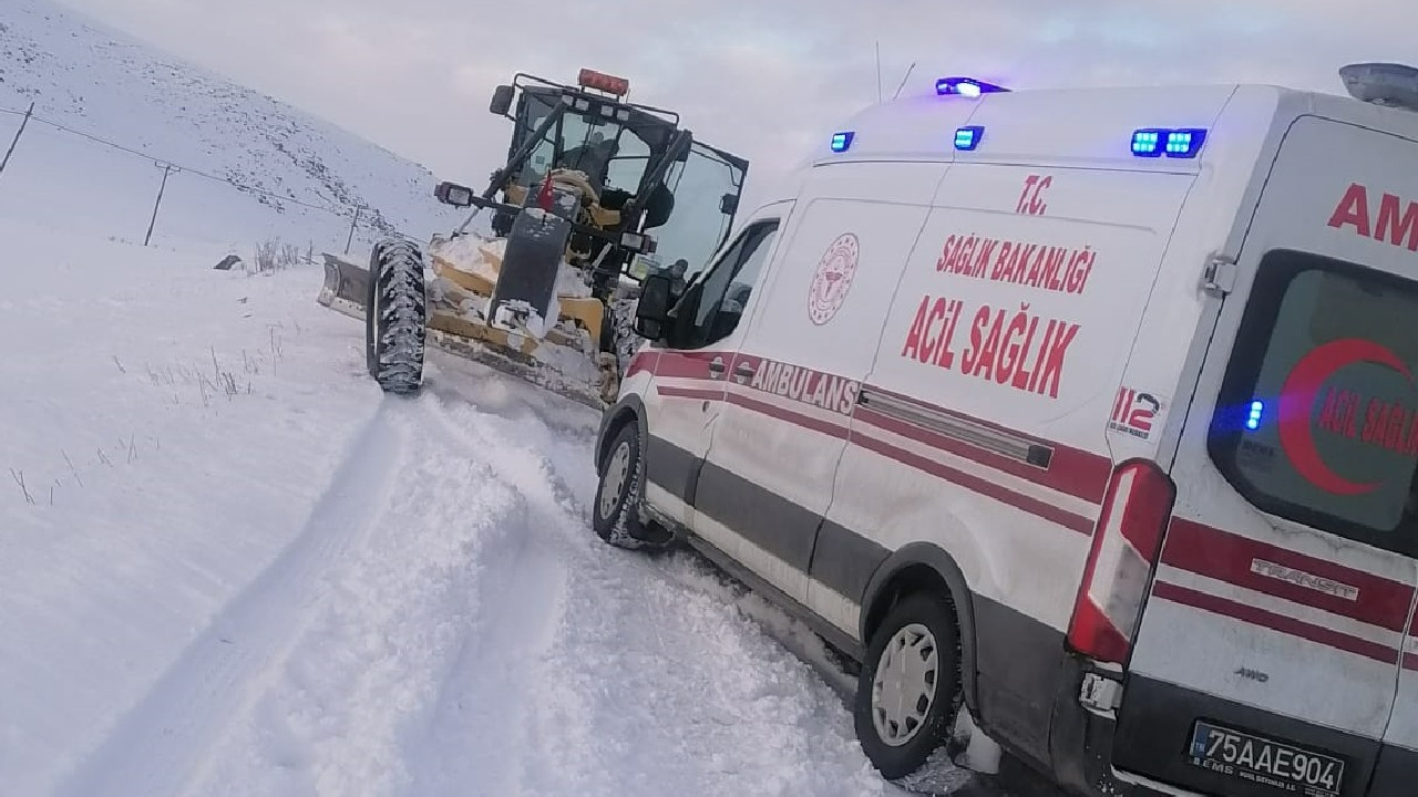 Tipi nedeniyle yolda kalan ambulans ve 17 araç kurtarıldı!