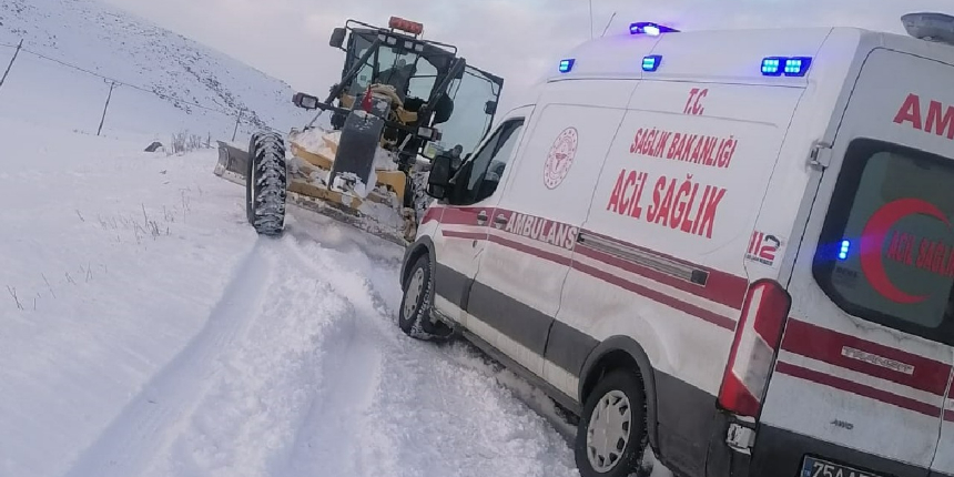Tipi nedeniyle yolda kalan ambulans ve 17 araç kurtarıldı!
