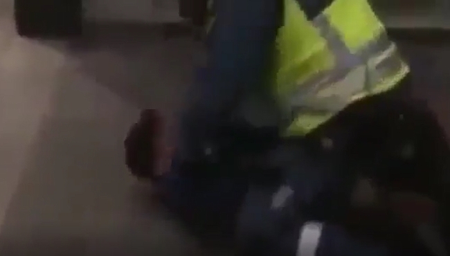 İsveç polisinden 9 yaşındaki Suriyeli çocuğa işkence...