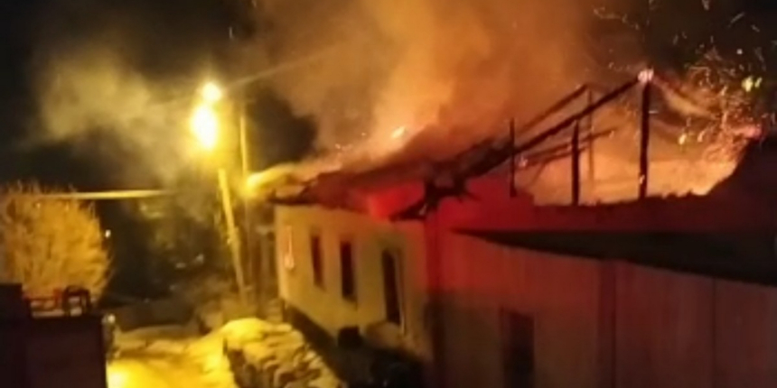 Sebebi bilinmeyen yangın evi küle çevirdi!