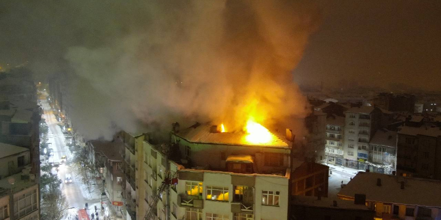 Elazığ'da korkutan yangın! 6 katlı binanın çatısındaki yangın 3 binaya sıçradı