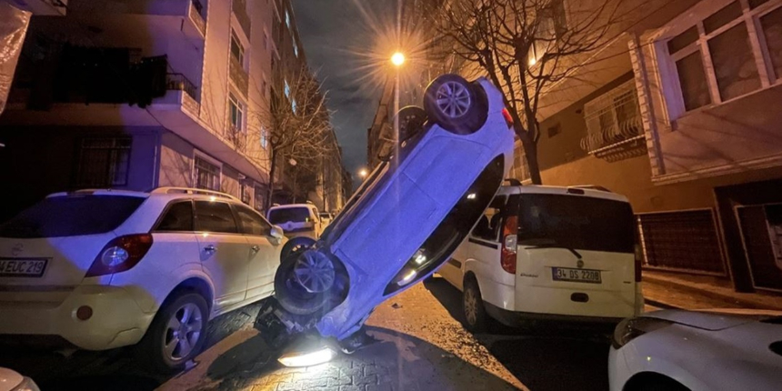 Bahçelievler'de ilginç görüntü: Kaza yapan araç dik bir şekilde havada asılı kaldı