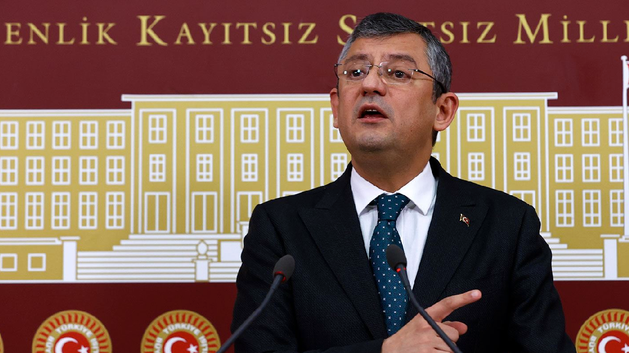 CHP'li Özgür Özel'den skandal gönderme! Cumhurbaşkanı Erdoğan'ı Hitler'e benzetti