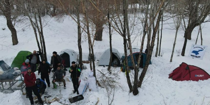 Eksi 10 derecede kamp keyfi! Soğuk havayı eğlenceye çevirdiler