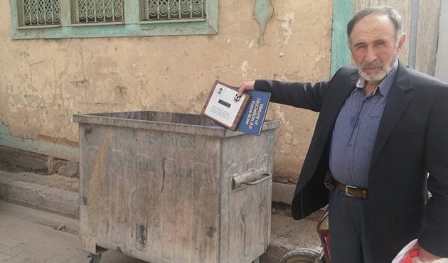 ABD'den aldığı ödül ve takdir belgesini çöpe attı...