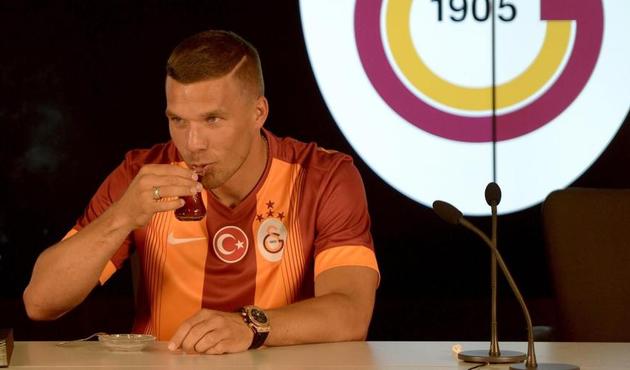 Podolski'den yılın takası: Bir paket çaya gitti!