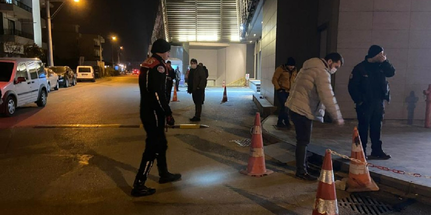 AVM önünde silahlı kavga: Yaralılar var!