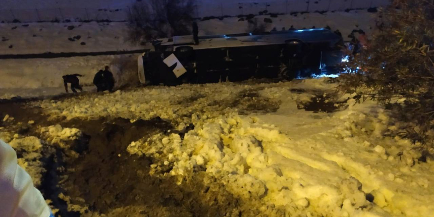 Tırla çarpışan yolcu otobüsü şarampole yuvarlandı: 3'ü ağır 28 yaralı