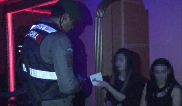 İstanbul'da lüks araçlarla VIP eskort servisi! 150 kadın yakalandı...