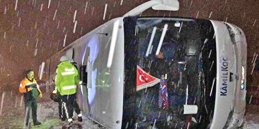 Karayolunda can pazarı: Yoldan geçenler yaralıları camdan çıkardı!