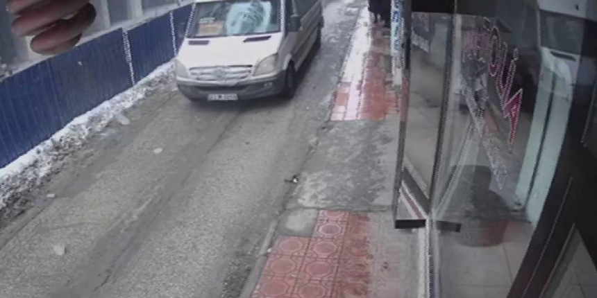 Seyir halindeki minibüsün üzerine buz kütlesi düştü