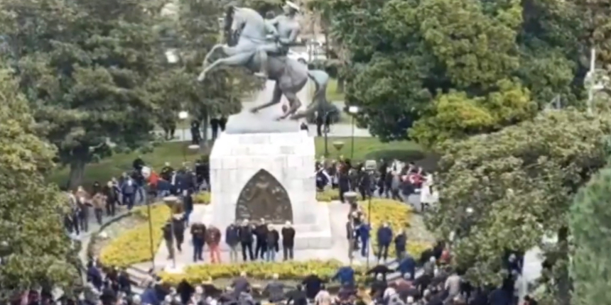 Atatürk heykeli etrafında "tavaf" benzeri protesto!