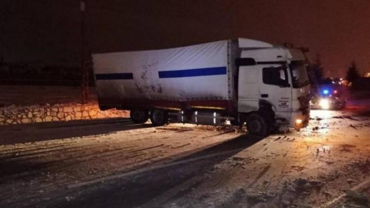 Afyonkarahisar'da yolcu otobüsü, kamyon ve TIR çarpıştı!  Çok sayıda yaralı var...