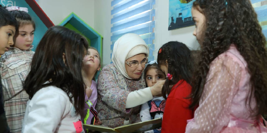 Emine Erdoğan miniklere atıkların nasıl ayrıştırıldığını anlattı, kitap okudu