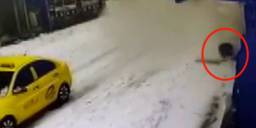 Kaldırımda yürürken kar kütlesinin altında kaldı!
