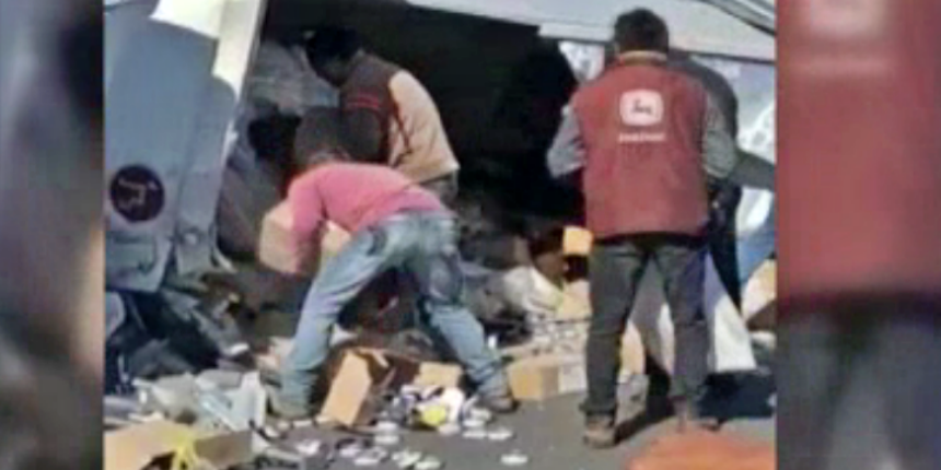 Ölen sürücüye aldırmadan kaza yapan TIR'ı yağmaladılar!