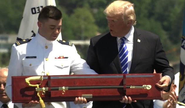 Trump'ın mikrofonu açık kaldı, kılıç esprisini herkes duydu!