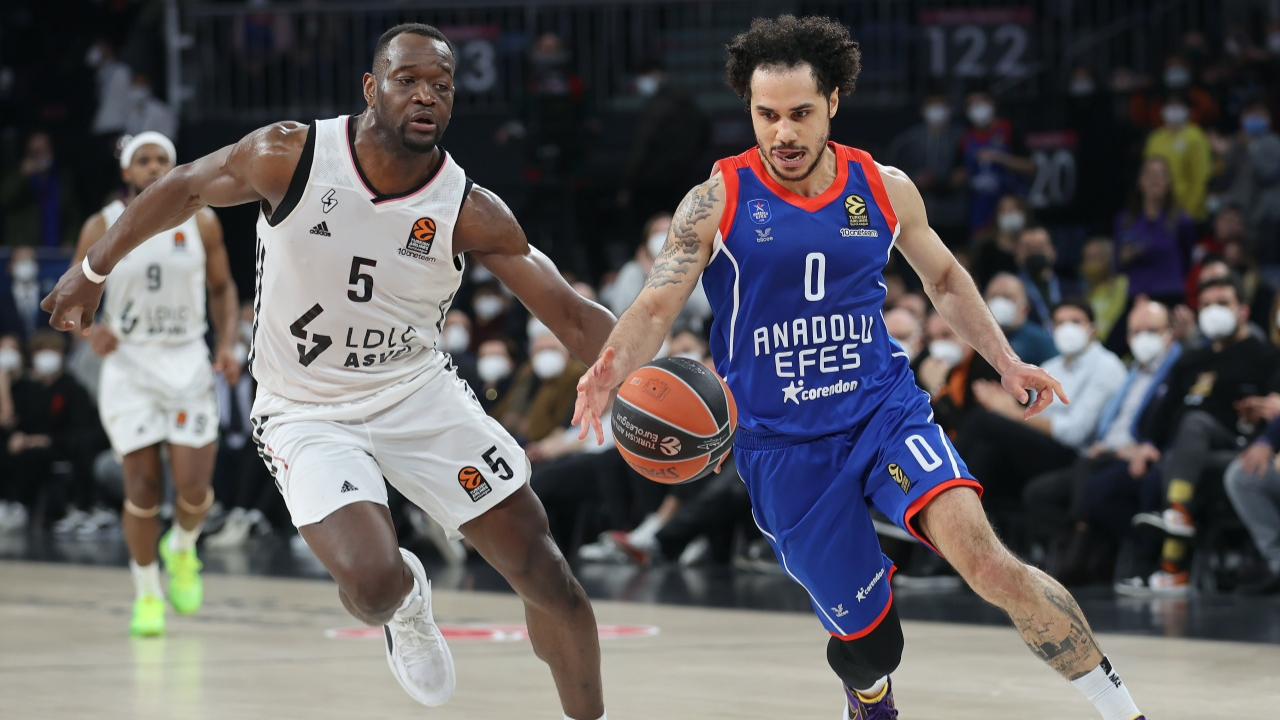Anadolu Efes evinde Asvel'i mağlup ederek sezonun 12. galibiyetine ulaştı