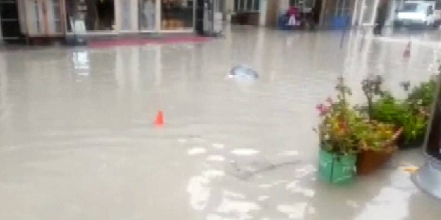Yarım saat yetti, iş yerlerini su bastı