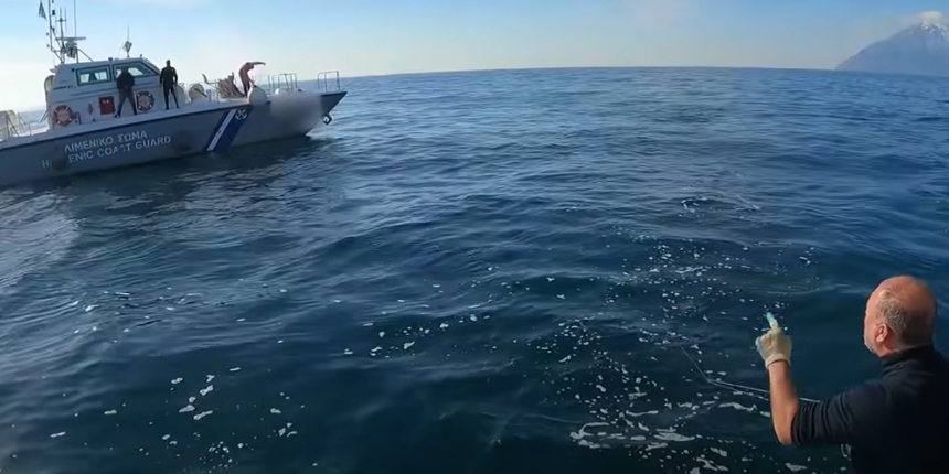 Türk balıkçı, Yunan botunun tacizine böyle tepki gösterdi: Sıkıyorsa gel buraya!