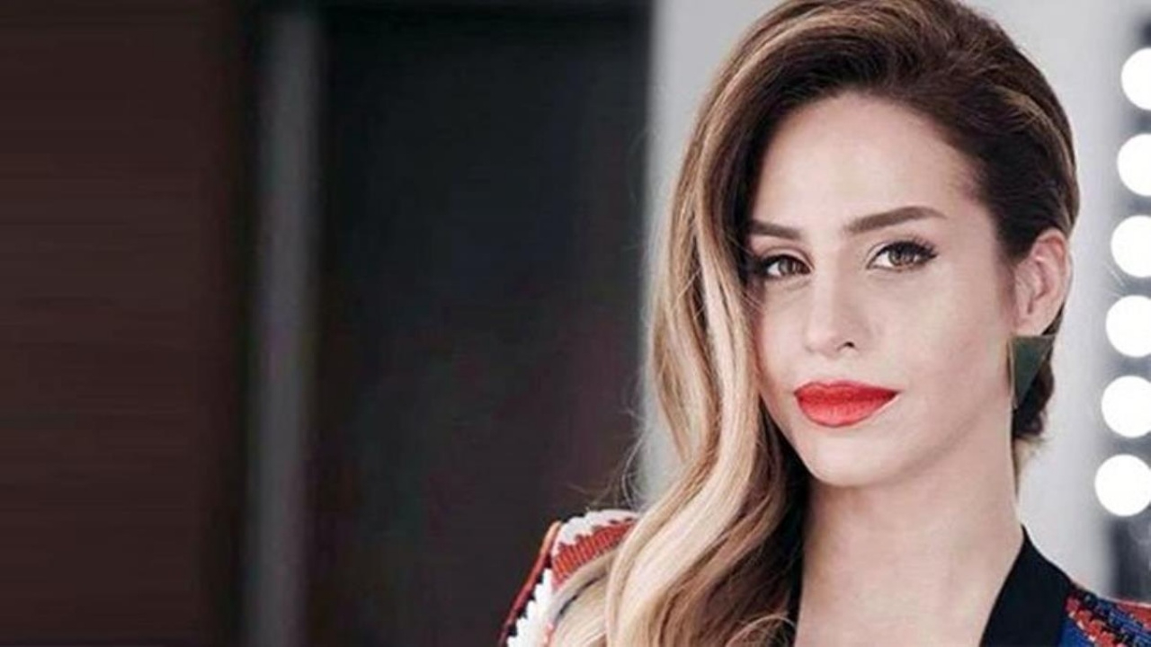 Büşra Pekin Göğüs Dekoltesiyle Dilberay Filminin Galasına Damga Vurdu