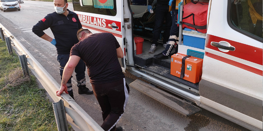 Kaza sonrası inanılmaz anlar: Kanlar içinde kalan sürücü ayakkabısı çamurlu diye ambulanstan indi