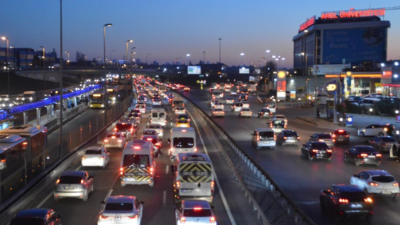 Okullar açıldı, trafik yoğunluğu yeniden başladı