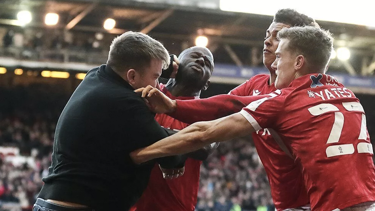 O an Çağlar Söyüncü de sahadaydı... Taraftar sahaya indi, futbolcuları yumrukladı