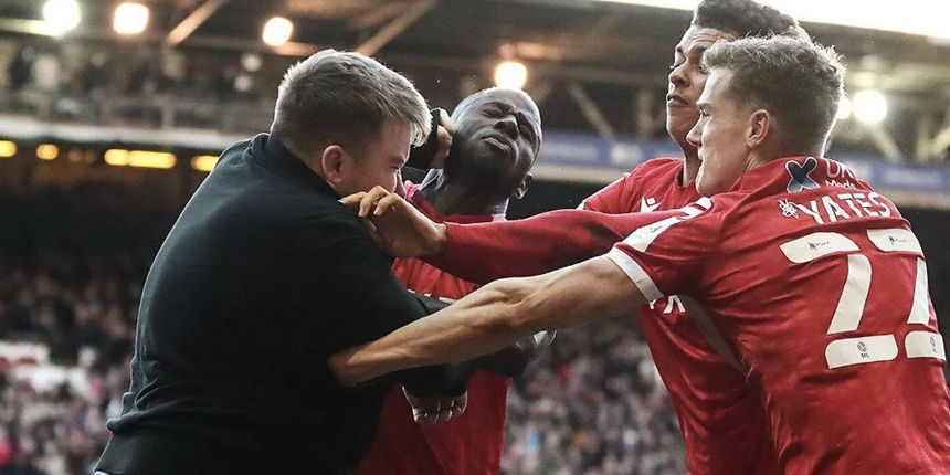 O an Çağlar Söyüncü de sahadaydı... Taraftar sahaya indi, futbolcuları yumrukladı