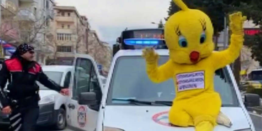 Civciv kıyafetiyle trafikte polis aracına oturan vatandaş kafese kondu