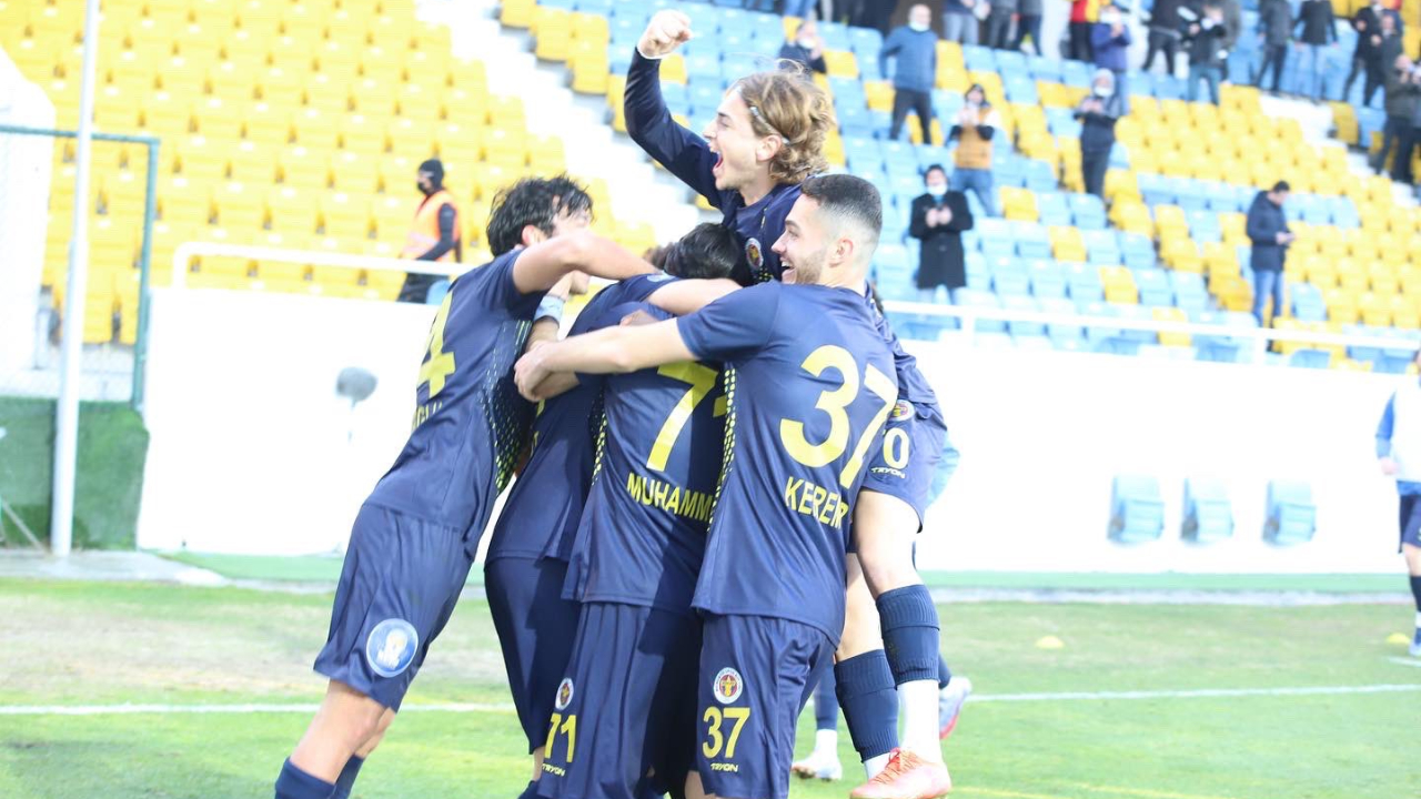 Adanaspor'u 2-1 mağlup eden Menemenspor 8 hafta sonra 3 puanı bir arada gördü