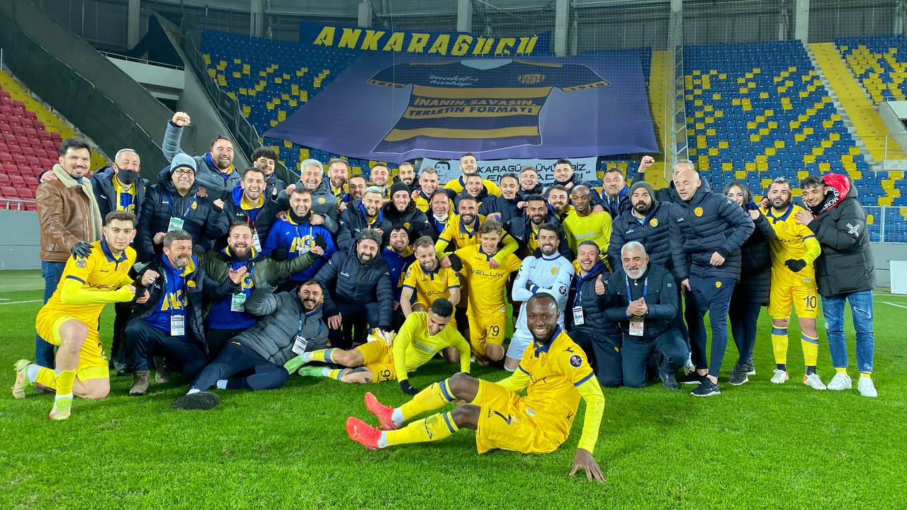 Ankaragücü yolu yarıladı geliyor... Başkent derbisinde Gençlerbirliği'ni 3-0 mağlup eden Sarı-Lacivertliler zirvenin yeni sahibi