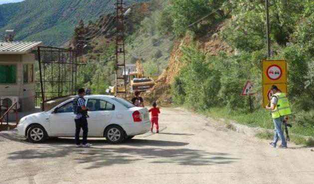 Karakola girmek isteyen canlı bomba vurularak durduruldu!