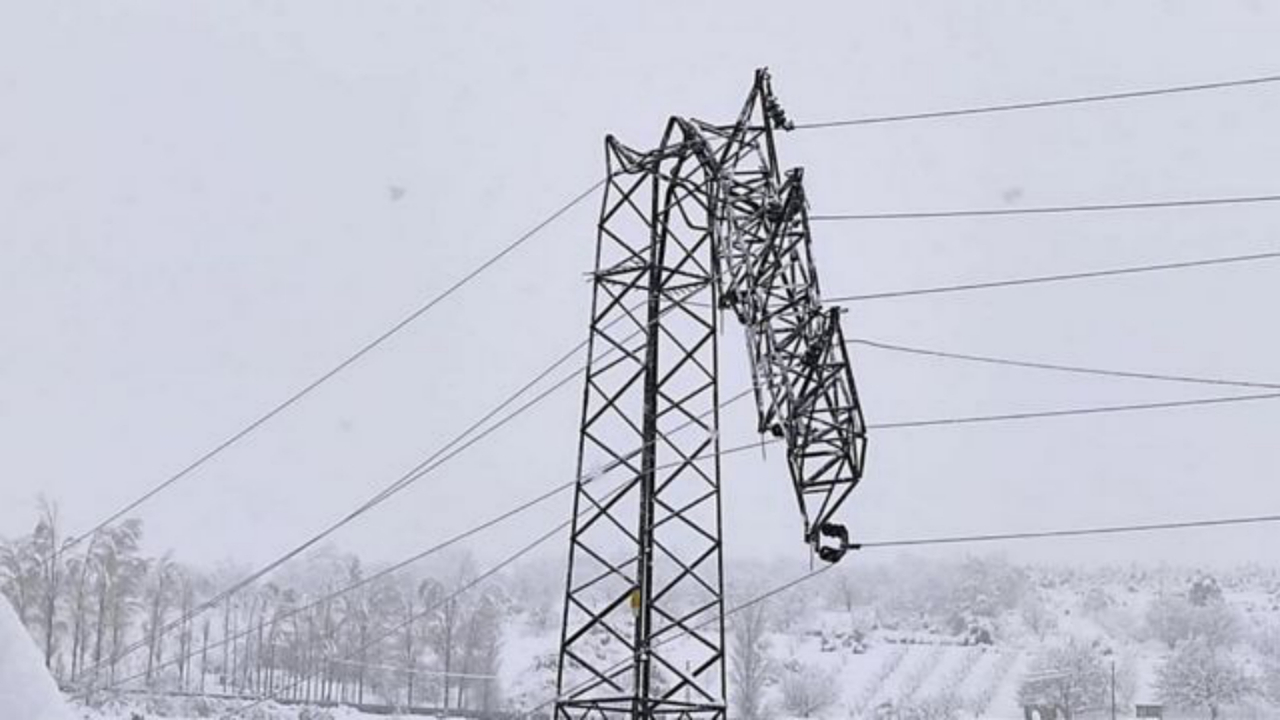Isparta'da bozulan ve yıkılan elektrik direklerinin onarımı sürüyor