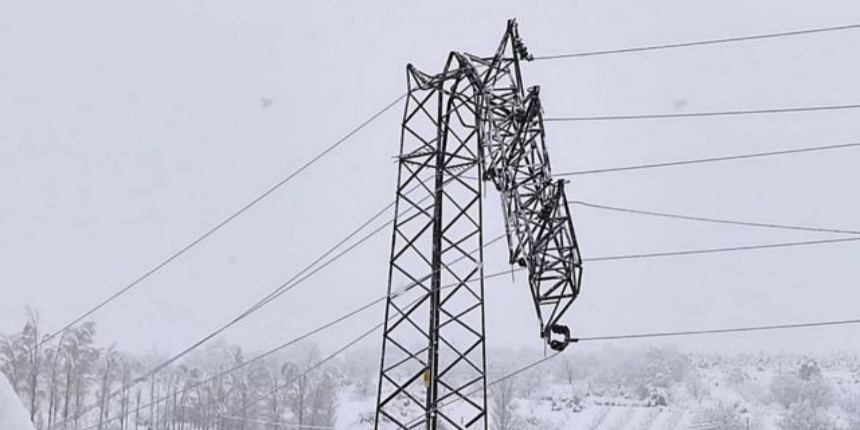 Isparta'da bozulan ve yıkılan elektrik direklerinin onarımı sürüyor