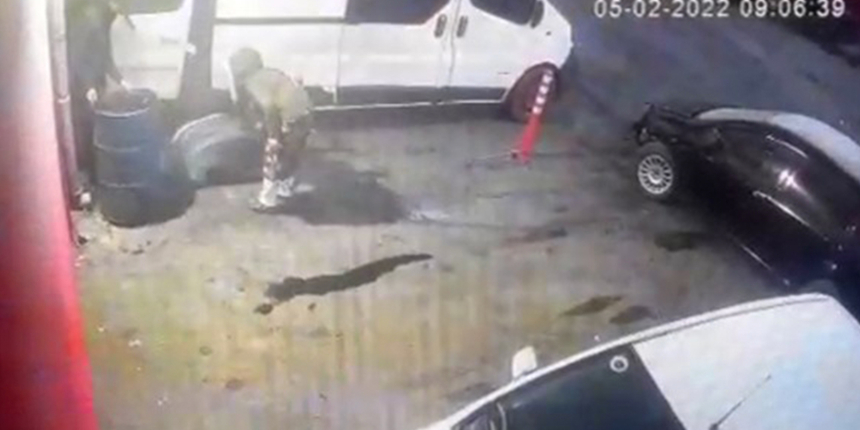Sanayi sitesindeki hırsızlık anları kamerada: Sakar hırsız düşme tehlikesi geçirdi