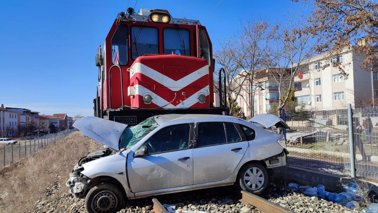 Ankara'da otomobil ile yük treni çarpıştı! Ölü ve yaralılar var...