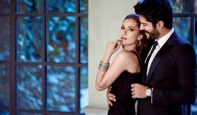 Burak Özçivit ve Fahriye Evcen çifti ön davetiye bastırdı!