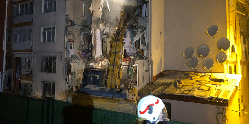 Üsküdar’da doğalgaz patlaması meydana gelen binada yıkım işlemi başladı