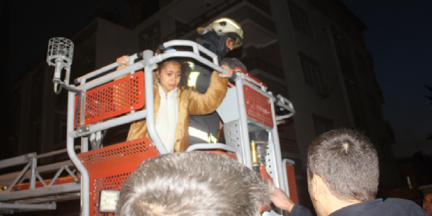 Alevlere teslim olan binada can pazarı! 15 kişi mahsur kaldı