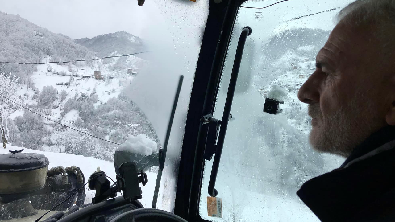 Kepçe operatörleri koronavirüs oldu, belediye başkanı iş makinesi ile yolları temizledi