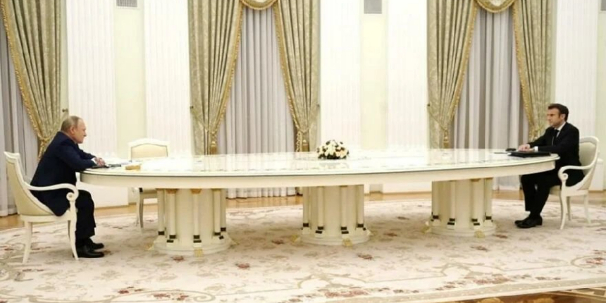 Putin ve Macron görüşmesinde en çok konuşulan şey 'masa' oldu