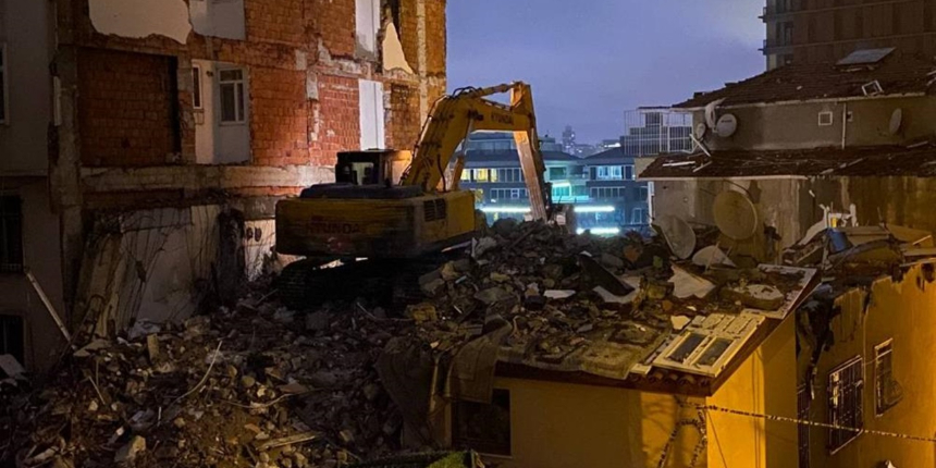 Üsküdar’da patlama yaşanan bina, sabaha kadar süren çalışmaların ardından yıkıldı