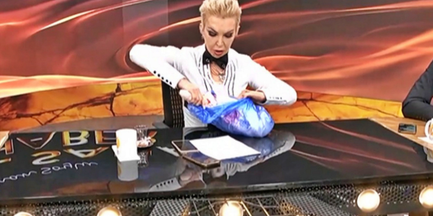 Yanında getirdiği kemiği canlı yayında Derya Büyükuncu için attı!