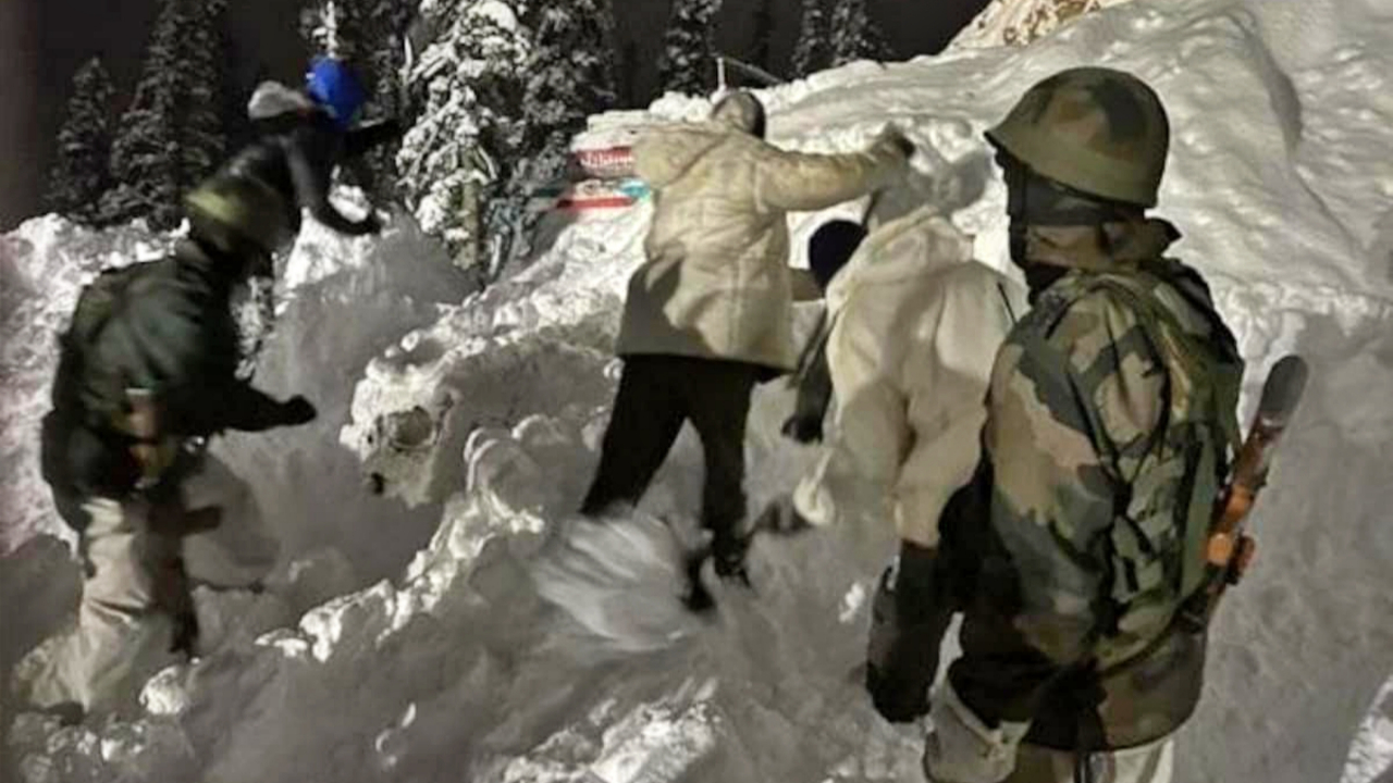 Hindistan'da düşen çığ 7 askeri yuttu!